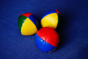 3 balles de jongle posées au sol