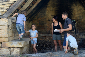 Une famille en train de chercher des indices dans un grand four à pain