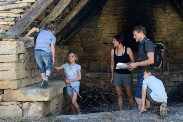 Une famille en train de chercher des indices dans un grand four à pain