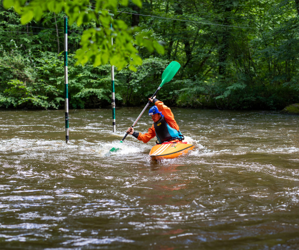 Homme prenant un virage en Kayak sur la Vézère