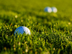 Balle de golf dans un champ