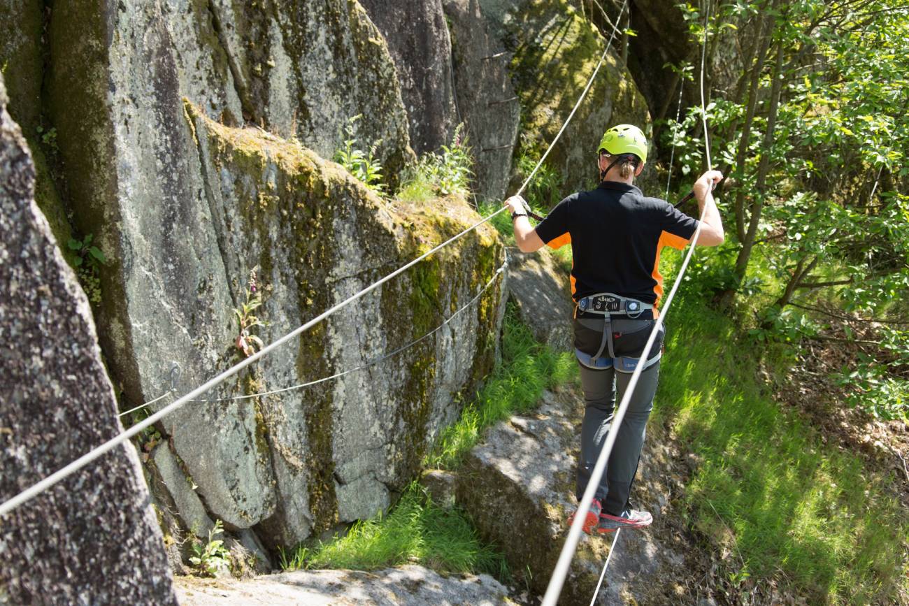 José, animateur de la Base testant le via ferrata