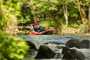 Groupe de 3 personnes sur un raft sur la Vézère en train de sourire