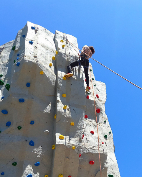 Escalade activités vacances Pâques à la Base Sports Loisirs Vézère