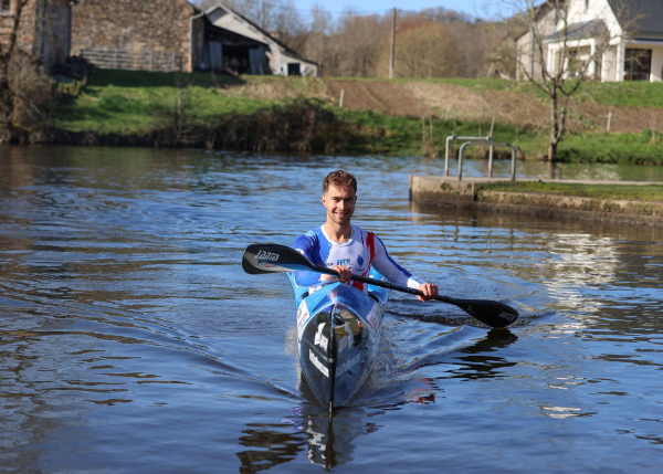 corentin combe à ord de son kayak sur la Vézère